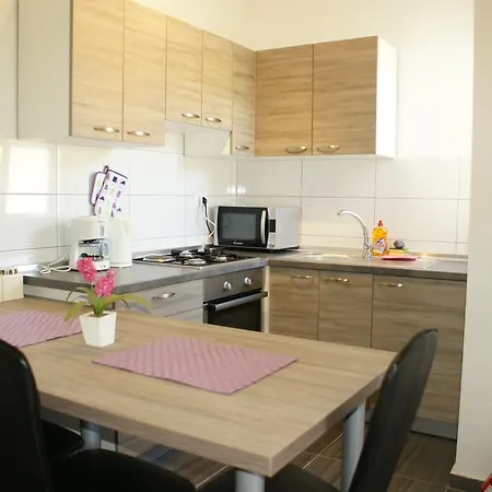 Martina アパート ビビニェ