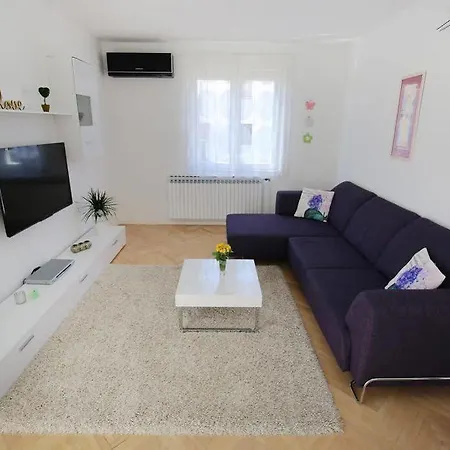 Martina アパート ビビニェ